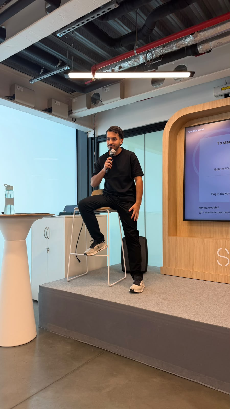 Sofiane, formateur en IA, sur scène micro en main
